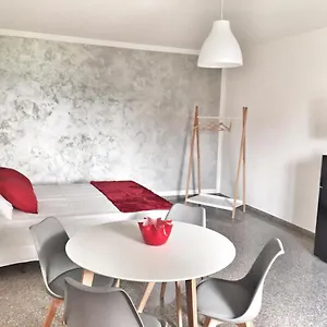  Hébergement de vacances Red Tower Venice - 2 Mins From Vce Airport- Free Wifi